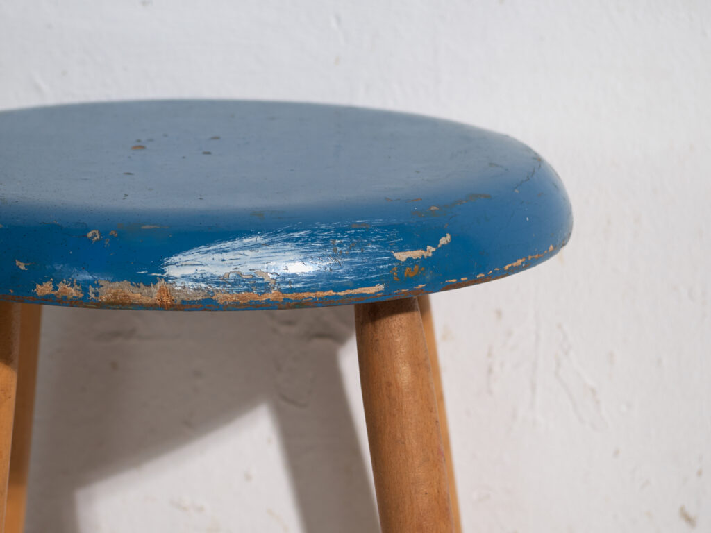 Taburete antiguo de madera con asiento redondo – Europa central, circa 1950