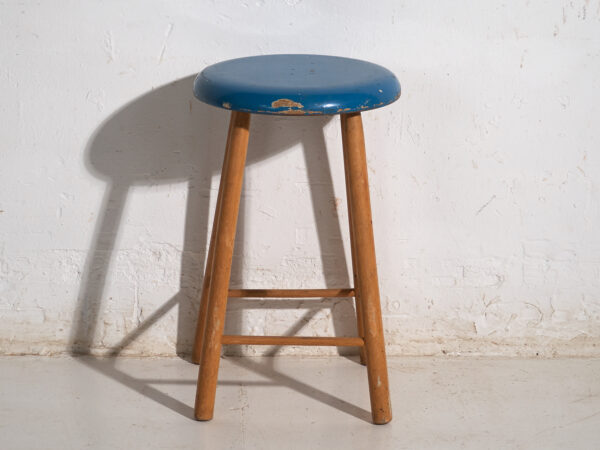 Taburete antiguo de madera con asiento redondo – Europa central, circa 1950