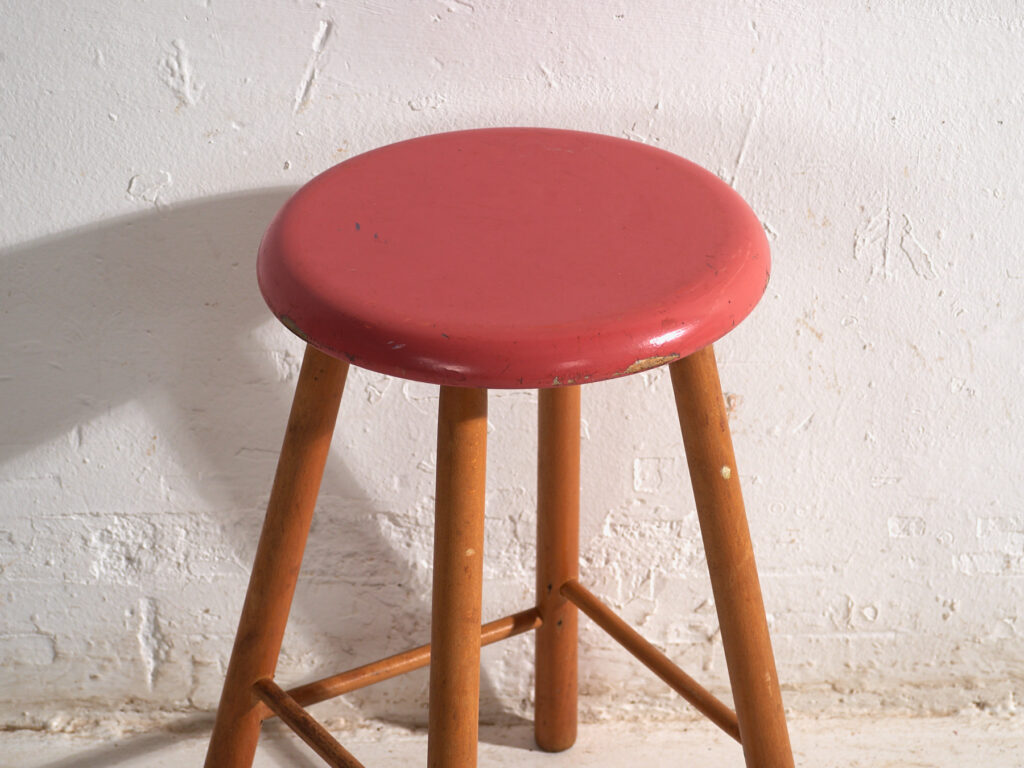 Taburete antiguo de madera con asiento redondo – Europa central, circa 1950