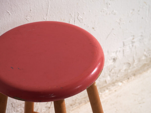 Taburete antiguo de madera con asiento redondo – Europa central, circa 1950