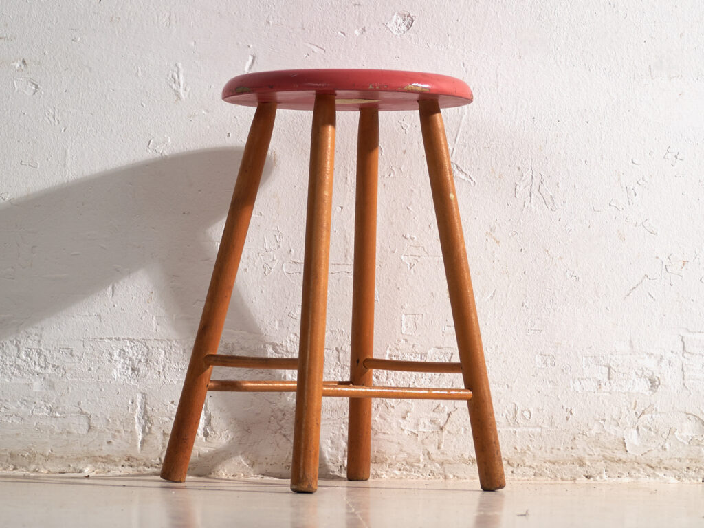 Taburete antiguo de madera con asiento redondo – Europa central, circa 1950