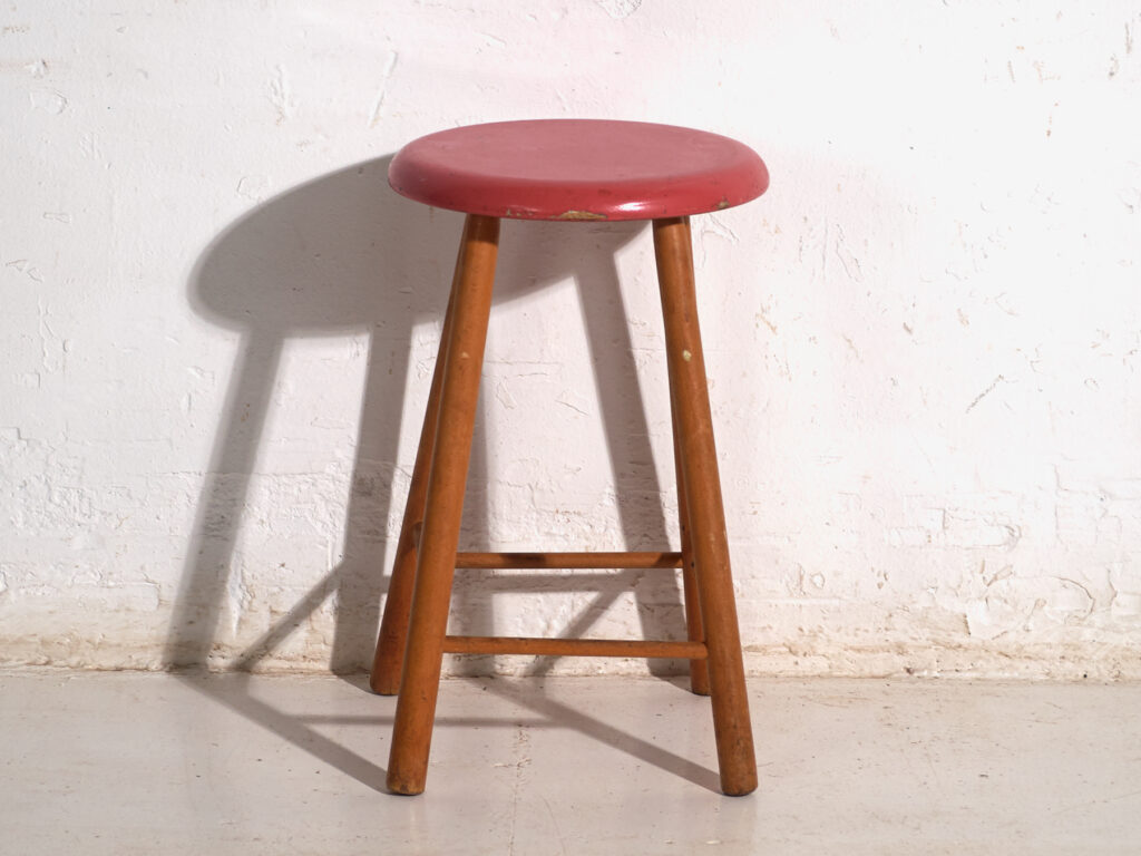 Taburete antiguo de madera con asiento redondo – Europa central, circa 1950