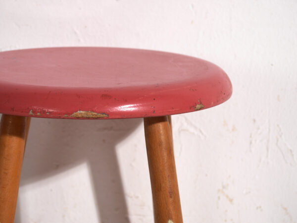 Taburete antiguo de madera con asiento redondo – Europa central, circa 1950