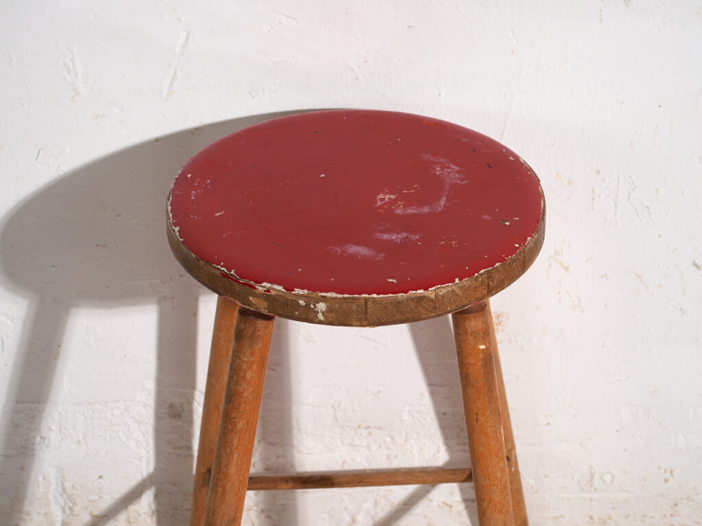 Taburete antiguo de madera con asiento redondo – Europa central, circa 1950