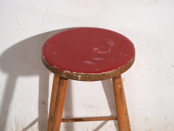 Taburete antiguo de madera con asiento redondo – Europa central, circa 1950
