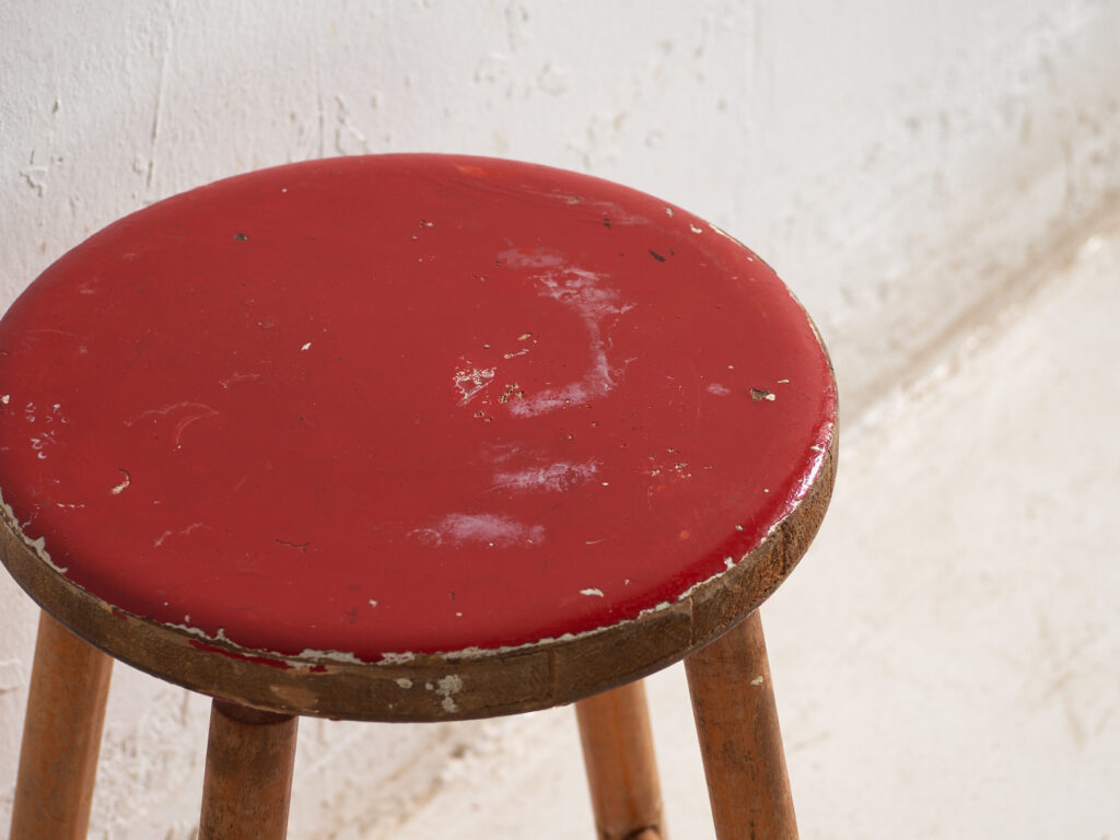 Taburete antiguo de madera con asiento redondo – Europa central, circa 1950