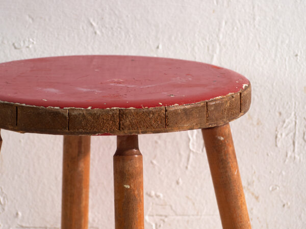 Taburete antiguo de madera con asiento redondo – Europa central, circa 1950