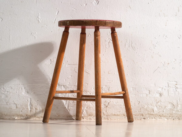 Taburete antiguo de madera con asiento redondo – Europa central, circa 1950