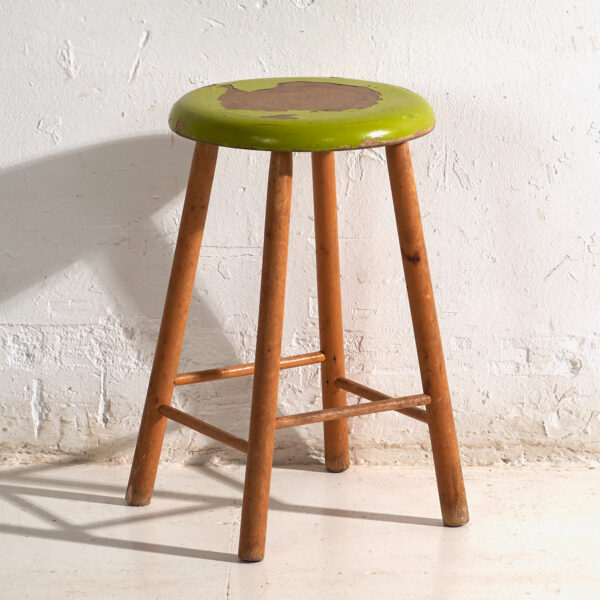 Taburete antiguo de madera con asiento redondo – Europa central, circa 1950