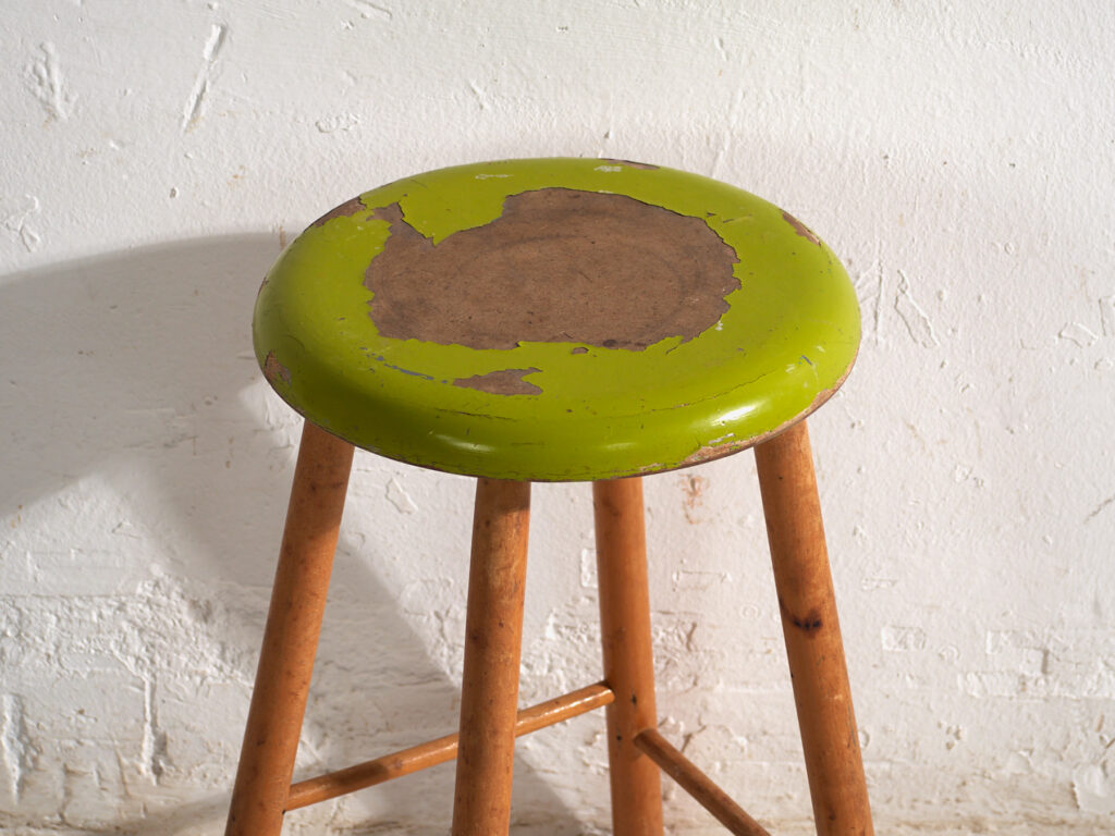 Taburete antiguo de madera con asiento redondo – Europa central, circa 1950