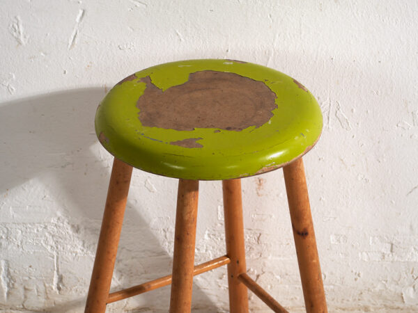 Taburete antiguo de madera con asiento redondo – Europa central, circa 1950