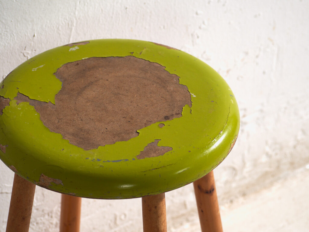 Taburete antiguo de madera con asiento redondo – Europa central, circa 1950