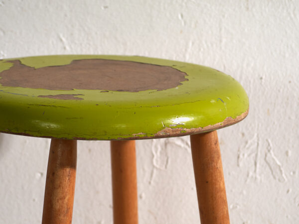 Taburete antiguo de madera con asiento redondo – Europa central, circa 1950