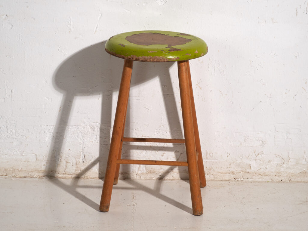 Taburete antiguo de madera con asiento redondo – Europa central, circa 1950
