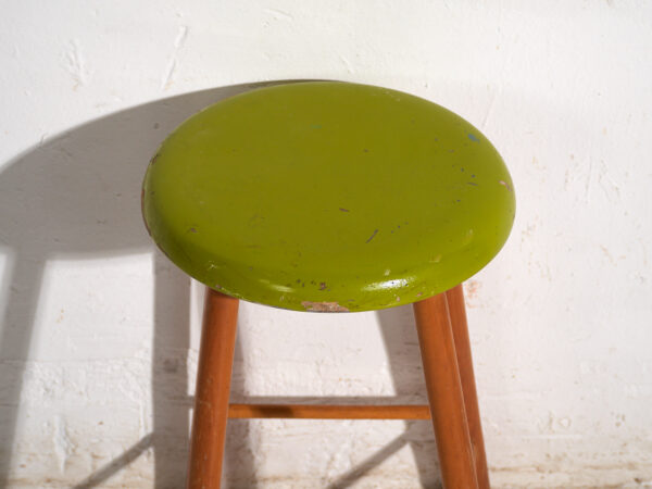 Taburete antiguo de madera con asiento redondo – Europa central, circa 1950