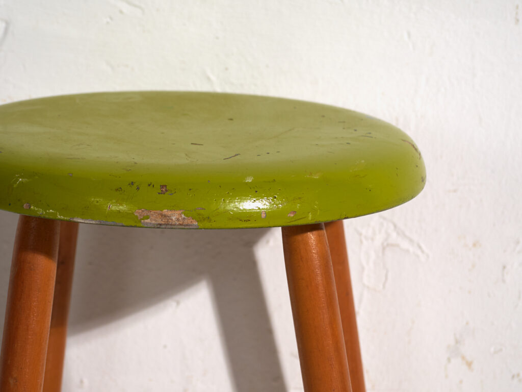 Taburete antiguo de madera con asiento redondo – Europa central, circa 1950