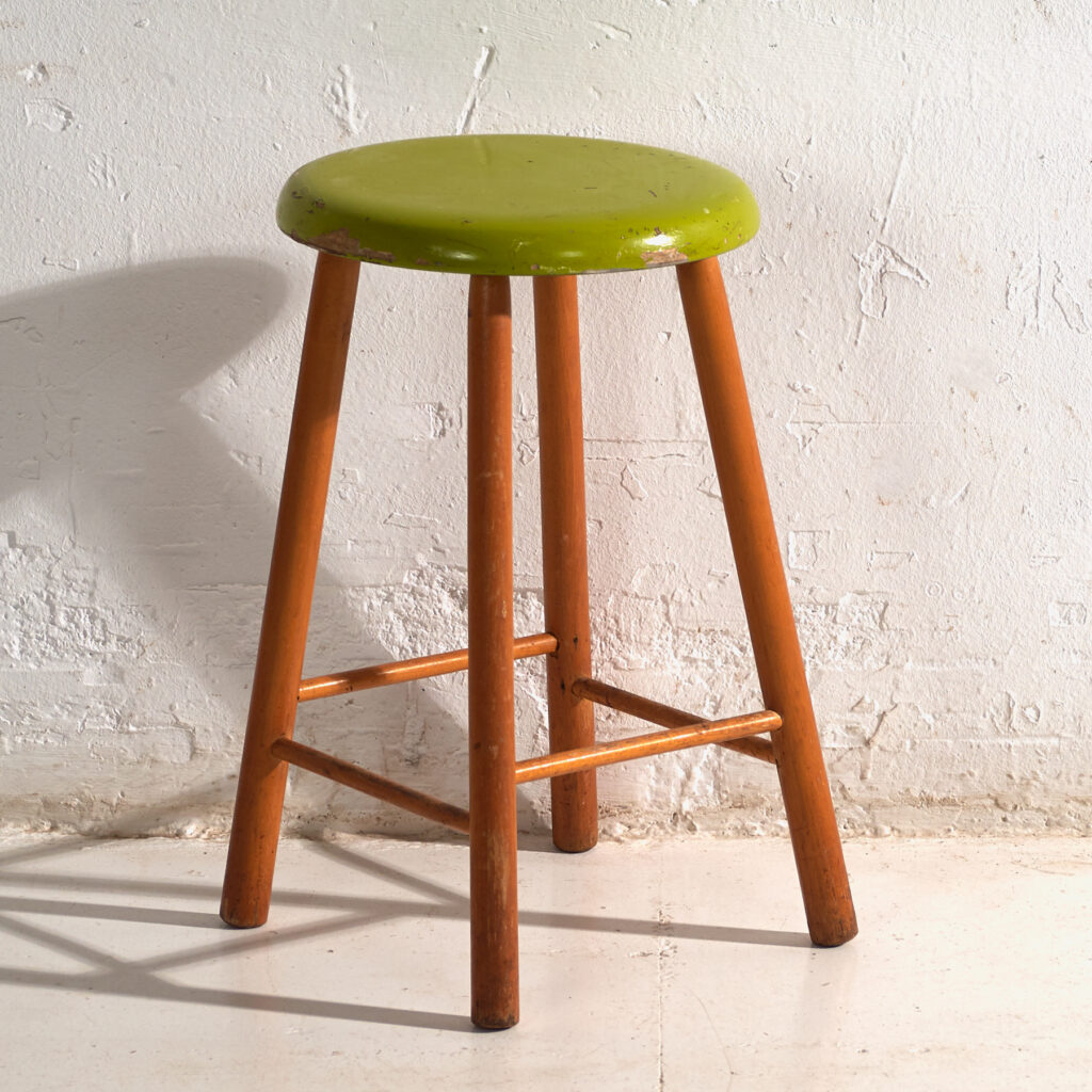 Taburete antiguo de madera con asiento redondo – Europa central, circa 1950