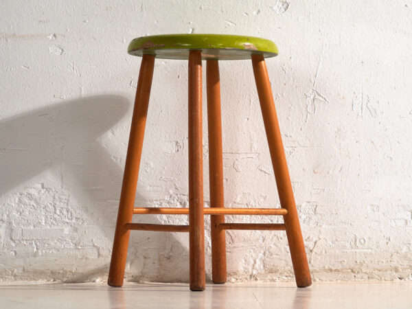 Taburete antiguo de madera con asiento redondo – Europa central, circa 1950
