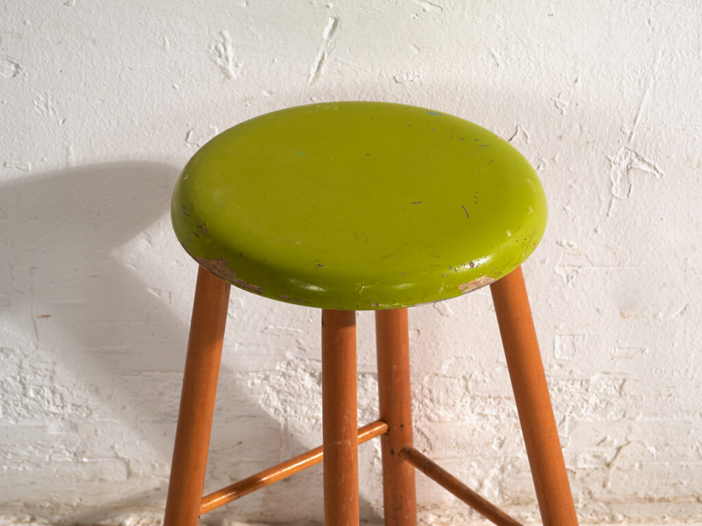 Taburete antiguo de madera con asiento redondo – Europa central, circa 1950