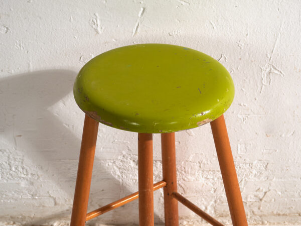 Taburete antiguo de madera con asiento redondo – Europa central, circa 1950