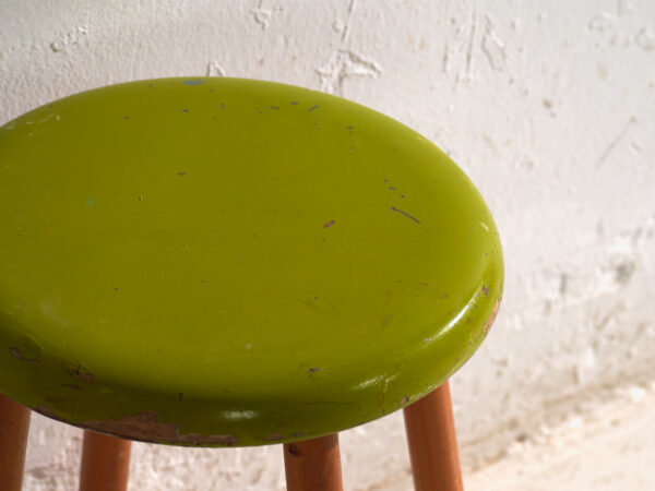 Taburete antiguo de madera con asiento redondo – Europa central, circa 1950