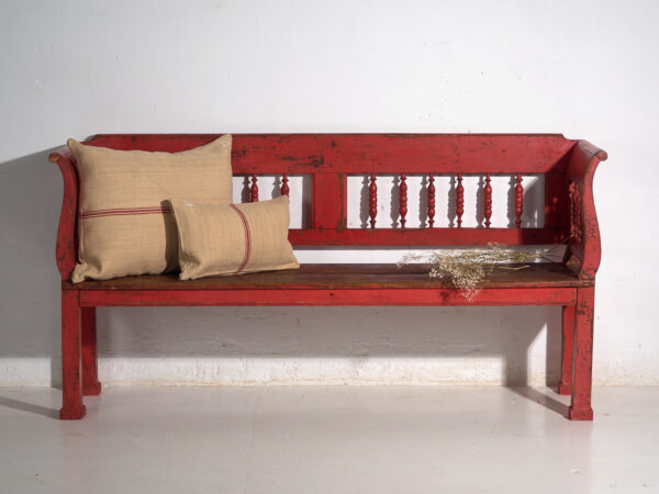 Banco antiguo pintado color rojo con respaldo torneado – Europa central, circa 1900