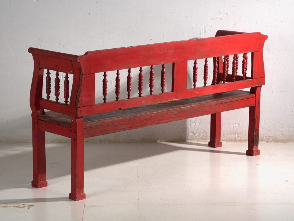 Banco antiguo pintado color rojo con respaldo torneado – Europa central, circa 1900