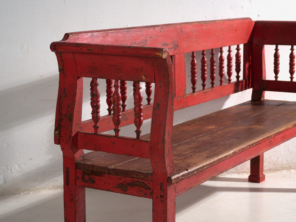 Banco antiguo pintado color rojo con respaldo torneado – Europa central, circa 1900
