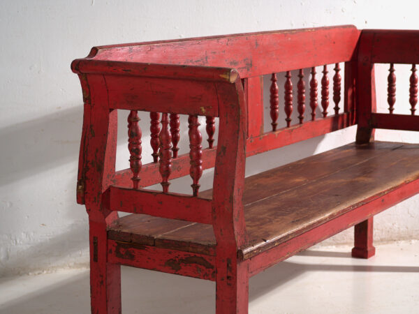 Banco antiguo pintado color rojo con respaldo torneado – Europa central, circa 1900