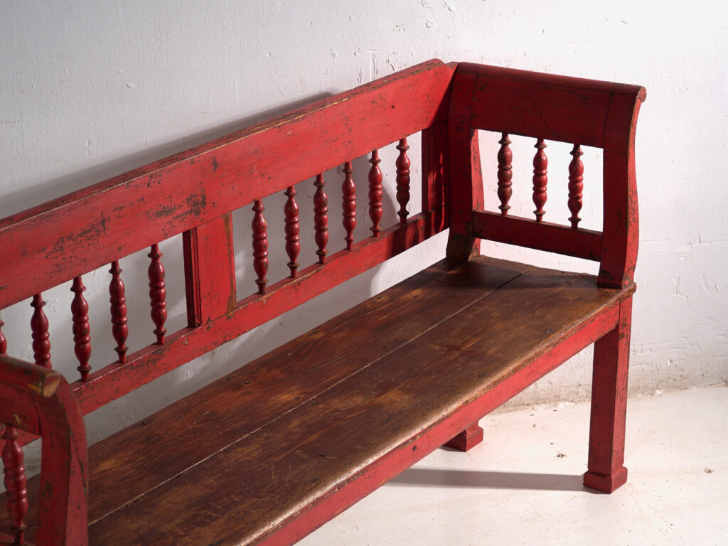 Banco antiguo pintado color rojo con respaldo torneado – Europa central, circa 1900