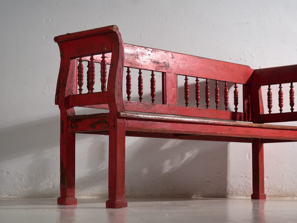 Banco antiguo pintado color rojo con respaldo torneado – Europa central, circa 1900
