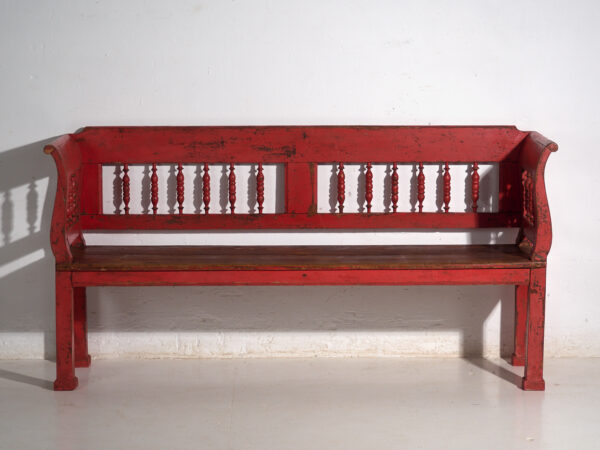 Banco antiguo pintado color rojo con respaldo torneado – Europa central, circa 1900