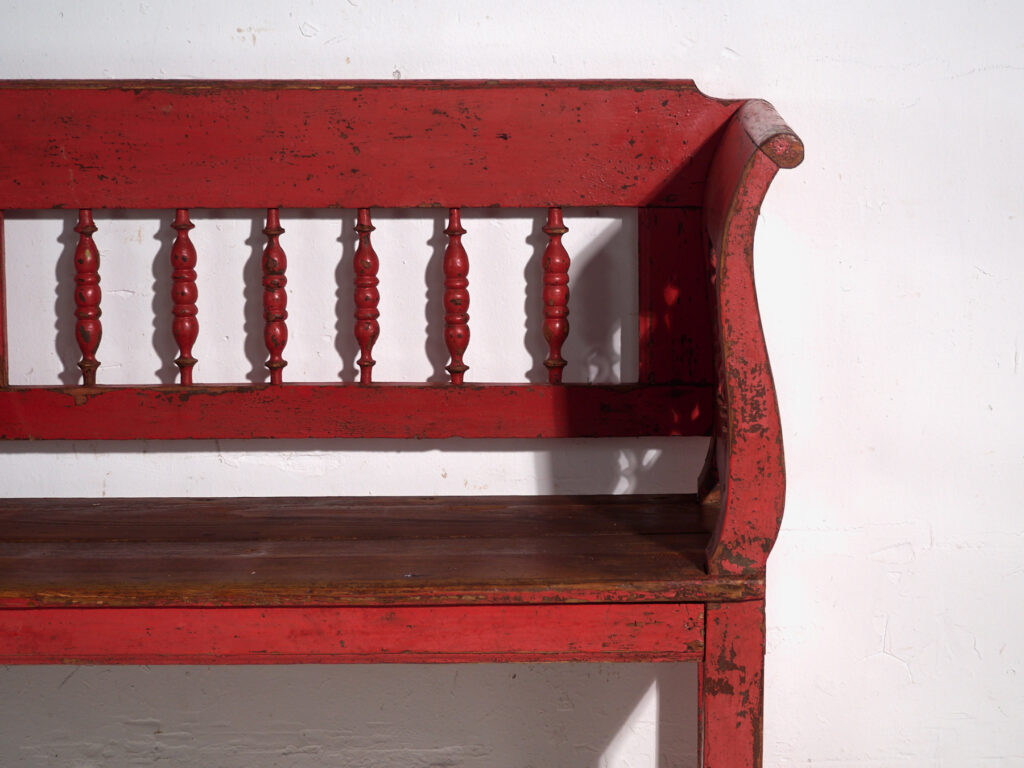 Banco antiguo pintado color rojo con respaldo torneado – Europa central, circa 1900