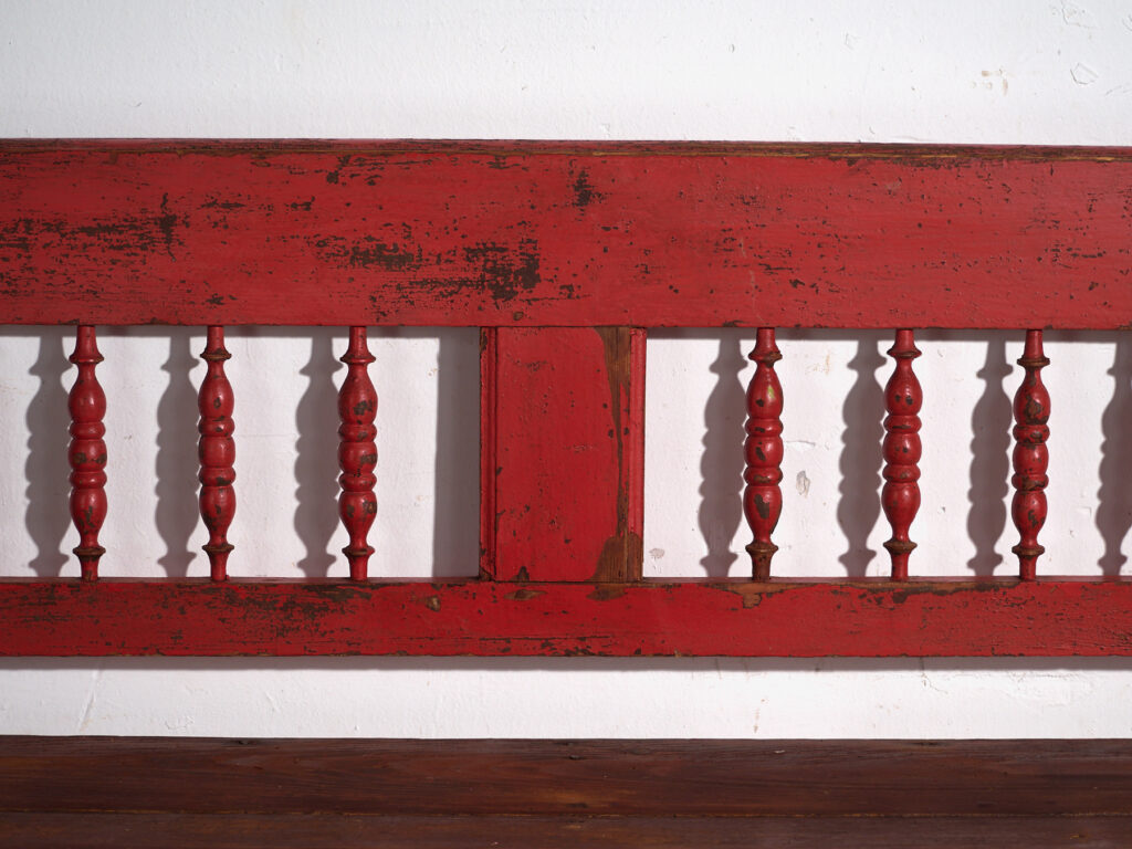 Banco antiguo pintado color rojo con respaldo torneado – Europa central, circa 1900