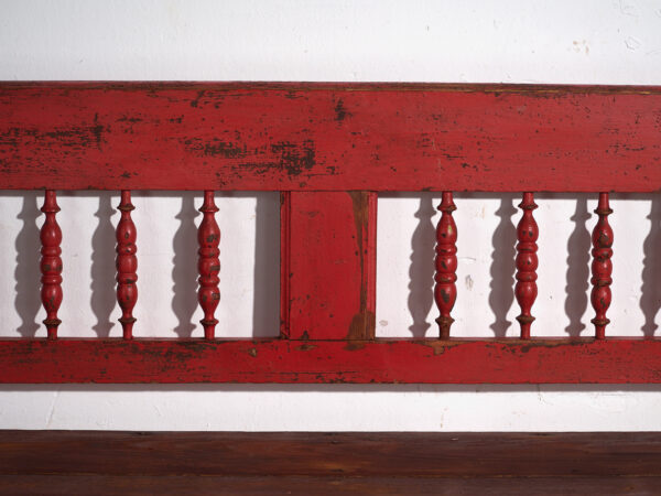 Banco antiguo pintado color rojo con respaldo torneado – Europa central, circa 1900