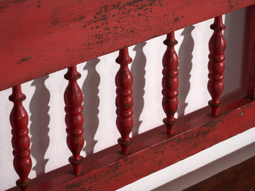 Banco antiguo pintado color rojo con respaldo torneado – Europa central, circa 1900