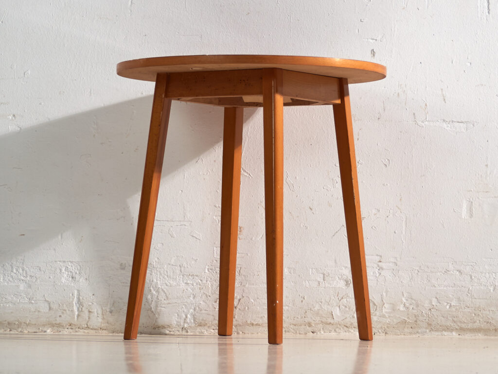 Mesa auxiliar vintage redonda en madera de teca – Europa central, circa 1960