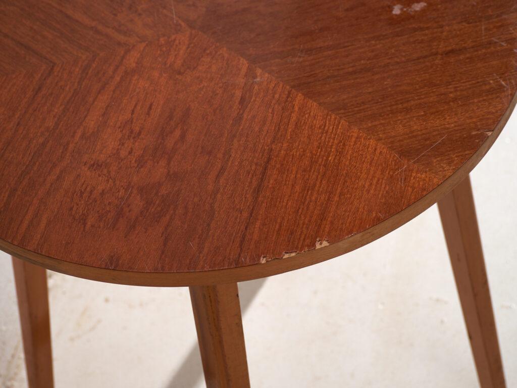 Mesa auxiliar vintage redonda en madera de teca – Europa central, circa 1960