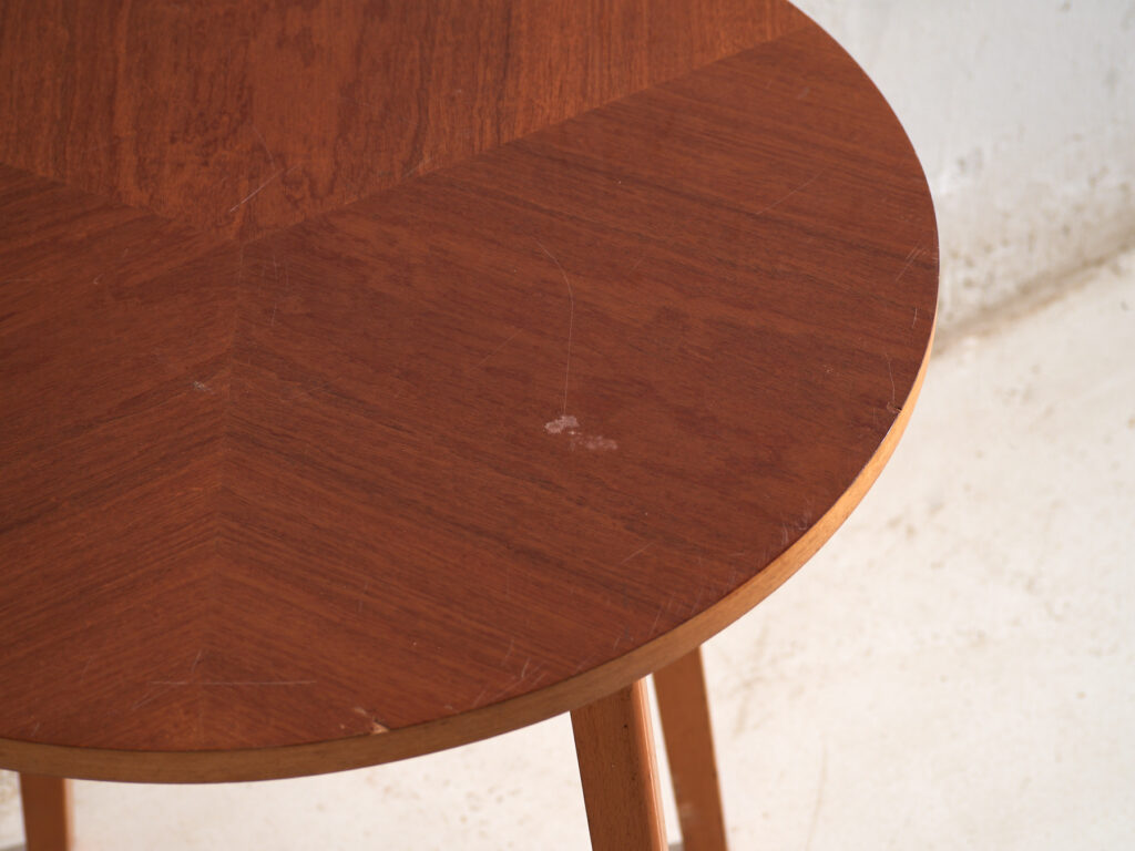 Mesa auxiliar vintage redonda en madera de teca – Europa central, circa 1960