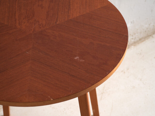 Mesa auxiliar vintage redonda en madera de teca – Europa central, circa 1960
