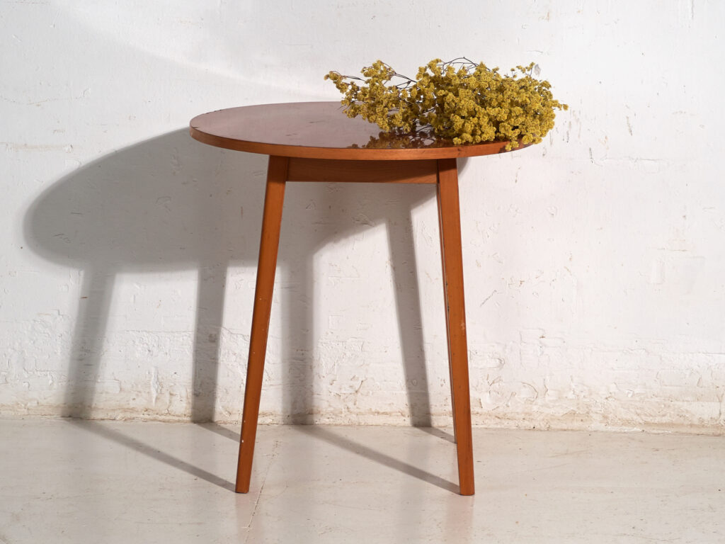 Mesa auxiliar vintage redonda en madera de teca – Europa central, circa 1960