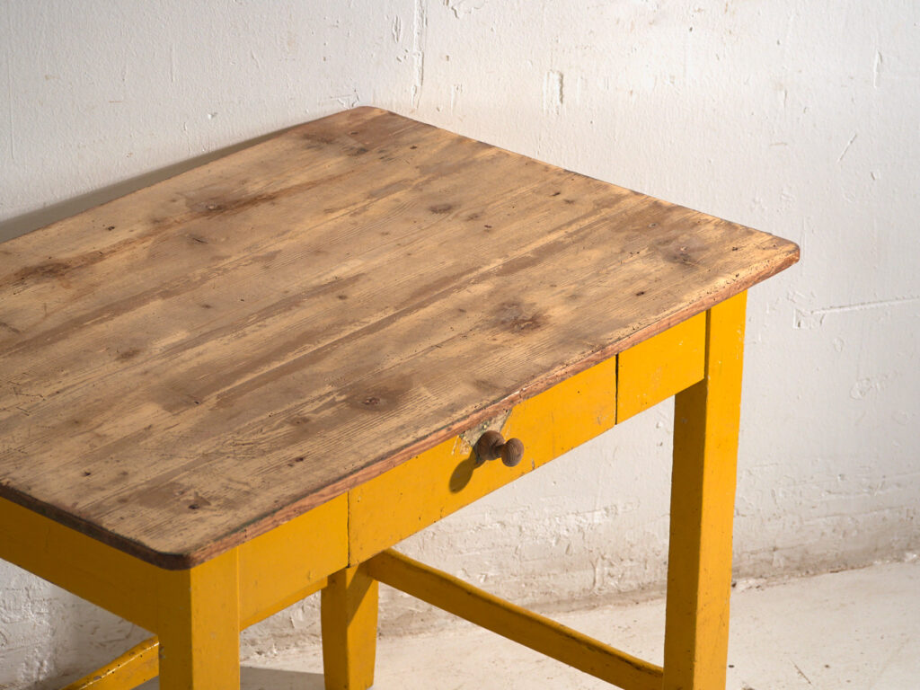Mesa de cocina antigua pintada en madera de pino – Europa central, circa 1920