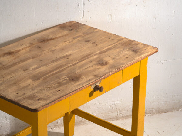 Mesa de cocina antigua pintada en madera de pino – Europa central, circa 1920