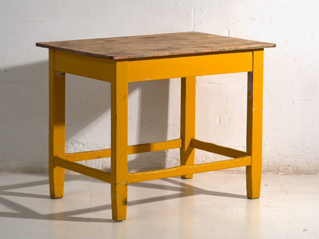 Mesa de cocina antigua pintada en madera de pino – Europa central, circa 1920