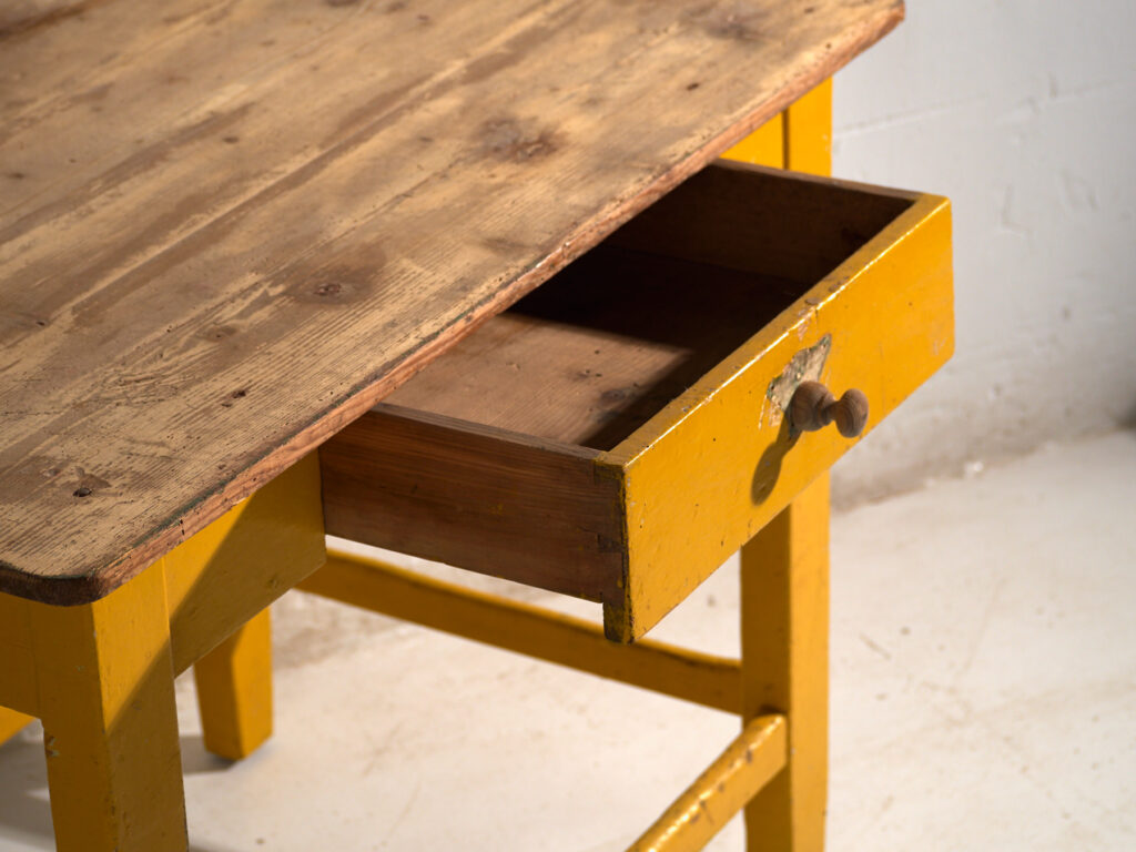Mesa de cocina antigua pintada en madera de pino – Europa central, circa 1920