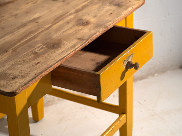 Mesa de cocina antigua pintada en madera de pino – Europa central, circa 1920