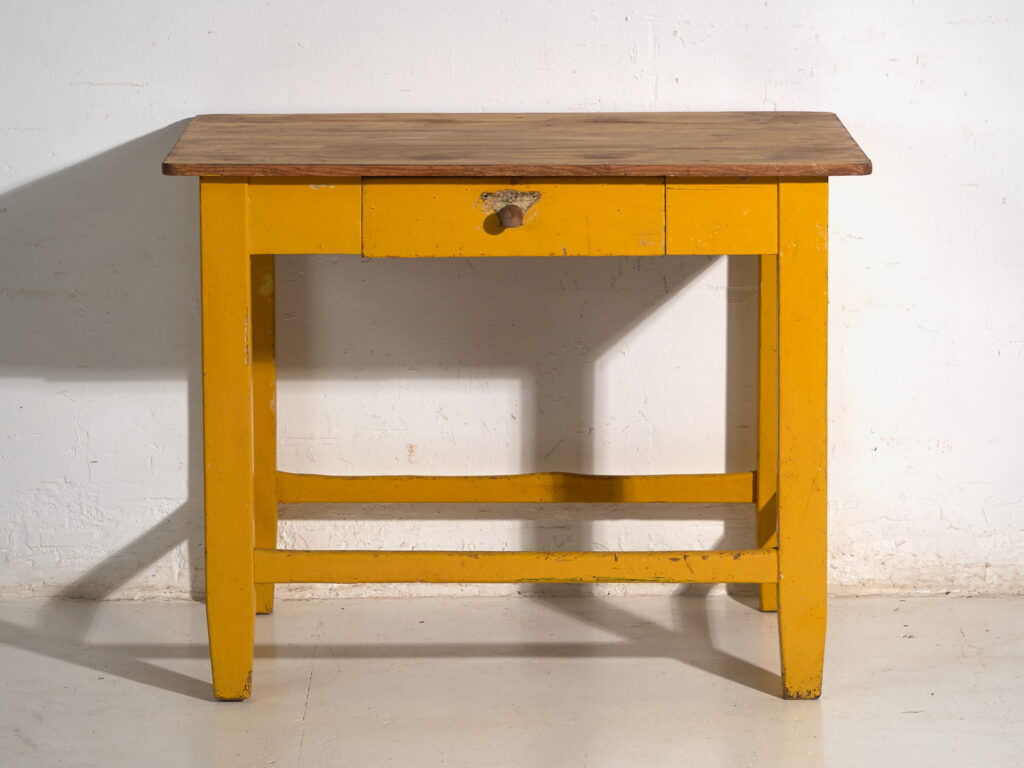 Mesa de cocina antigua pintada en madera de pino – Europa central, circa 1920