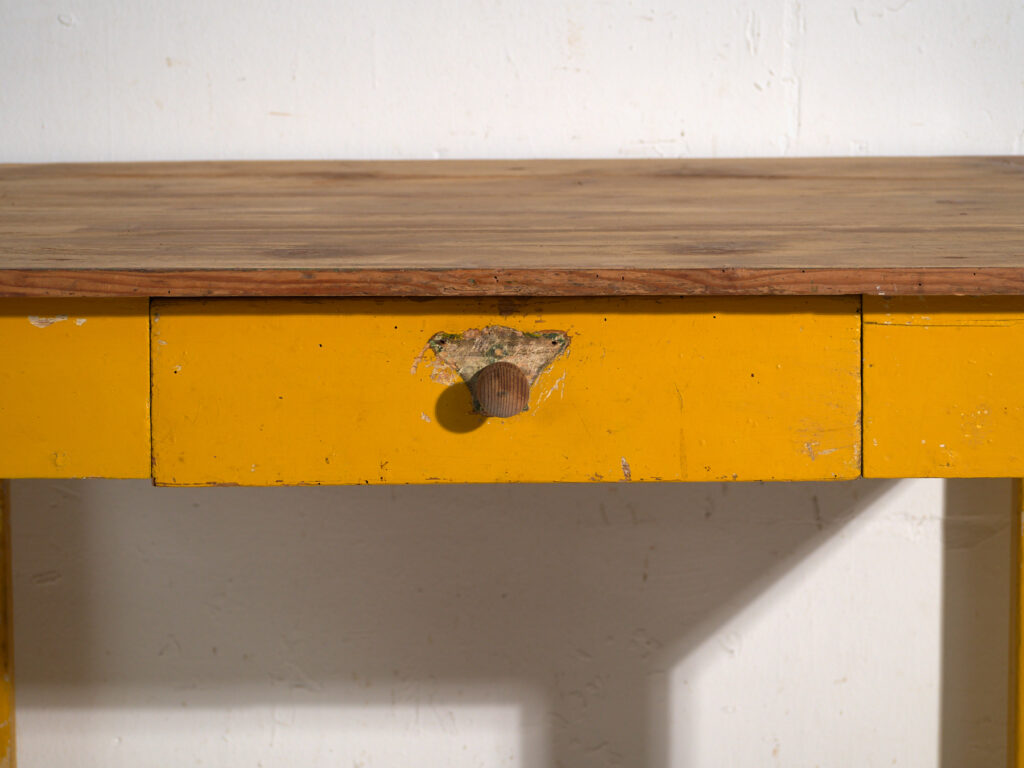 Mesa de cocina antigua pintada en madera de pino – Europa central, circa 1920