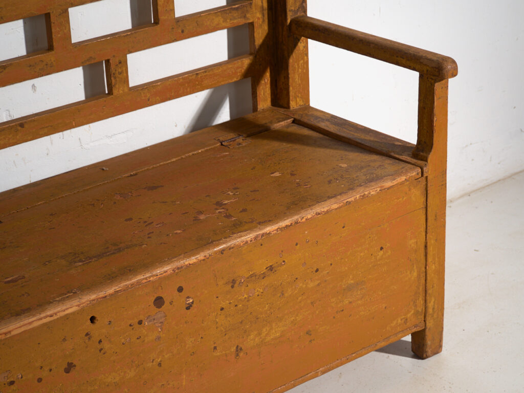 Banco arcón antiguo pintado en madera de pino – Europa central, circa 1920