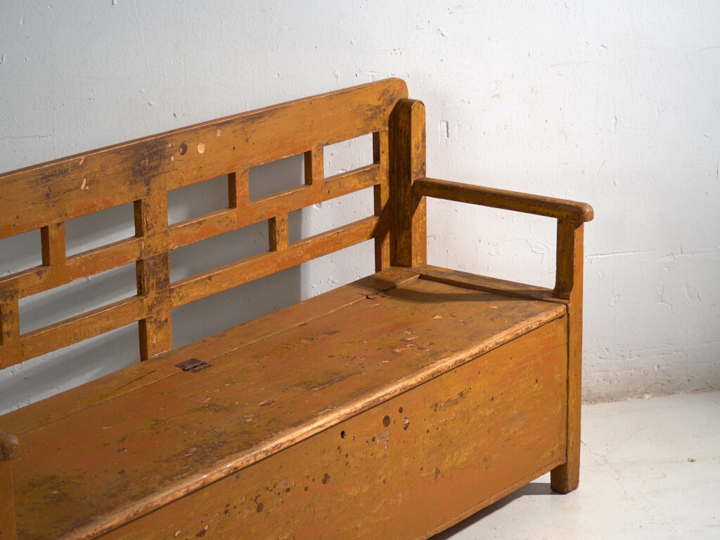 Banco arcón antiguo pintado en madera de pino – Europa central, circa 1920